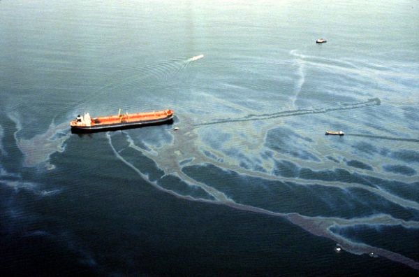 photo of the Exxon Valdez oil spill in 1989